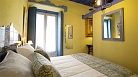 Sevilla Apartamento - Dormitorio con cama de matrimonio 2,00x1,50m y un amplio ventanal.