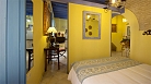 Sevilla Apartamento - El dormitorio principal es parcialmente separado del salón.