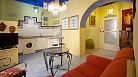 Sevilla Apartamento - Cocina contigua al comedor. Puerta de entrada al apartamento, a la derecha.