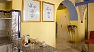 Sevilla Apartamento - Barra americana. La puerta detrás abre hacia el baño. 