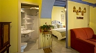 Sevilla Apartamento - Cuarto de baño con lavabo, WC y ducha.