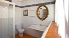 Sevilla Apartamento - Cuarto de baño completo con plato de ducha.