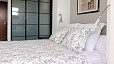 Sevilla Apartamento - Zona dormitorio con un amplio armario empotrado.
