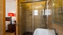 Sevilla Ferienwohnung - Bathroom with washbasin, WC, bidet and shower.