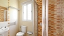 Sevilla Apartamento - Bathroom with wash basin, toilet and shower.