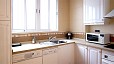 Sevilla Apartamento - Cocina con horno, microondas, lavavajillas, lavadora  y los utensilios necesarios.