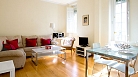 Sevilla Apartamento - Salón luminoso con sofá rinconero.