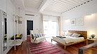 Sevilla Apartamento - Dormitorio con cama doble y baño.