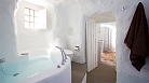Granada Apartment - The bath is perfectly integrated with the walls of the cave.