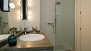 Sevilla Ferienwohnung - Bathroom with a walk-in shower.