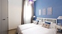 Sevilla Apartamento - Master bedroom with twin beds and a wardrobe.