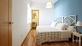 Séville Appartement - Bedroom 2 has twin beds, a wardrobe and an en-suite bathroom.