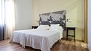 Séville Appartement - Bedroom 1 has twin beds, wardrobe and en-suite bathroom.