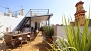 Sevilla Ferienwohnung - Lower terrace with 40sqm decorated with plants and garden furniture.