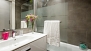 Séville Appartement - The second bathroom has bathtub with an overhead shower.