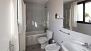Séville Appartement - The second bathroom with bathtub and shower attachment.