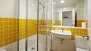 Séville Appartement - Bathroom with washbasin, toilet and shower.