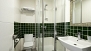 Séville Appartement - Full bathroom with shower, wasbasin and toilet. Towels are provided.