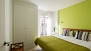 Séville Appartement - Bedroom with twin beds, fitted wardrobe and a large window.