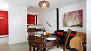 Séville Appartement - Open-spaced room with sofa and table.