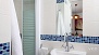 Séville Appartement - Bathroom with shower, toilet and washbasin.