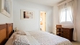 Séville Appartement - The main bedroom has two twin beds and an en-suite bathroom.