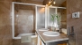 Séville Appartement - En-suite bathroom with double washbasin, bathtub and toilet (bedroom 1).