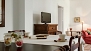Séville Appartement - The living-dining area features a large dining table with chairs.