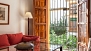 Séville Appartement - The living area is brightly lit by a large window.