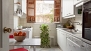 Séville Appartement - Fully equipped kitchen with table and chairs.