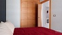 Séville Appartement - The master bedroom also features a large built-in wardrobe.
