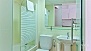 Séville Appartement - Modern bathroom with bathtub.