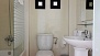 Sevilla Ferienwohnung - Bathroom with washbasin, toilet and bathtub.