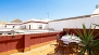 Sevilla Ferienwohnung - Terrace with an outdoor dining table with chairs.