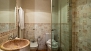 Sevilla Ferienwohnung - Bathroom 4 with shower (inside bedroom 4).