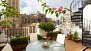 Sevilla Apartamento - Terrace with table, chairs and plants.