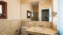 Sevilla Ferienwohnung - Bathroom 1 with shower (inside bedroom 1).