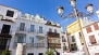 Sevilla Ferienwohnung - The house facade with the wooden cierro window.