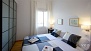 Sevilla Apartamento - Bedroom 1 with twin beds and a wardrobe.
