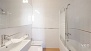 Sevilla Ferienwohnung - Bathroom with washbasin, w.c., bidet and bathtub.