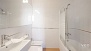 Sevilla Apartamento - Bathroom with washbasin, w.c., bidet and bathtub.