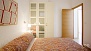 Séville Appartement - Master bedroom with double bed and wardrobe.