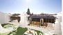 Séville Appartement - The terrace is an ideal spot to relax and enjoy the views over Seville's rooftops.
