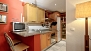 Séville Appartement - Kitchen with dishwasher, oven, fridge and freezer (lower level).