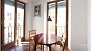 Séville Appartement - Table with chairs.