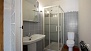 Sevilla Ferienwohnung - Bathroom with washbasin, toilet and shower.