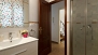 Sevilla Ferienwohnung - Bathroom with shower, next to bedrooms 1 and 2.