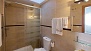 Sevilla Ferienwohnung - Bathroom with washbasin, toilet and shower (lower floor).