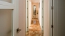 Séville Appartement - A corridor leads to the bedrooms and bathrooms.