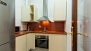 Sevilla Ferienwohnung - Kitchen with oven, washing machine and dishwasher (ground floor).